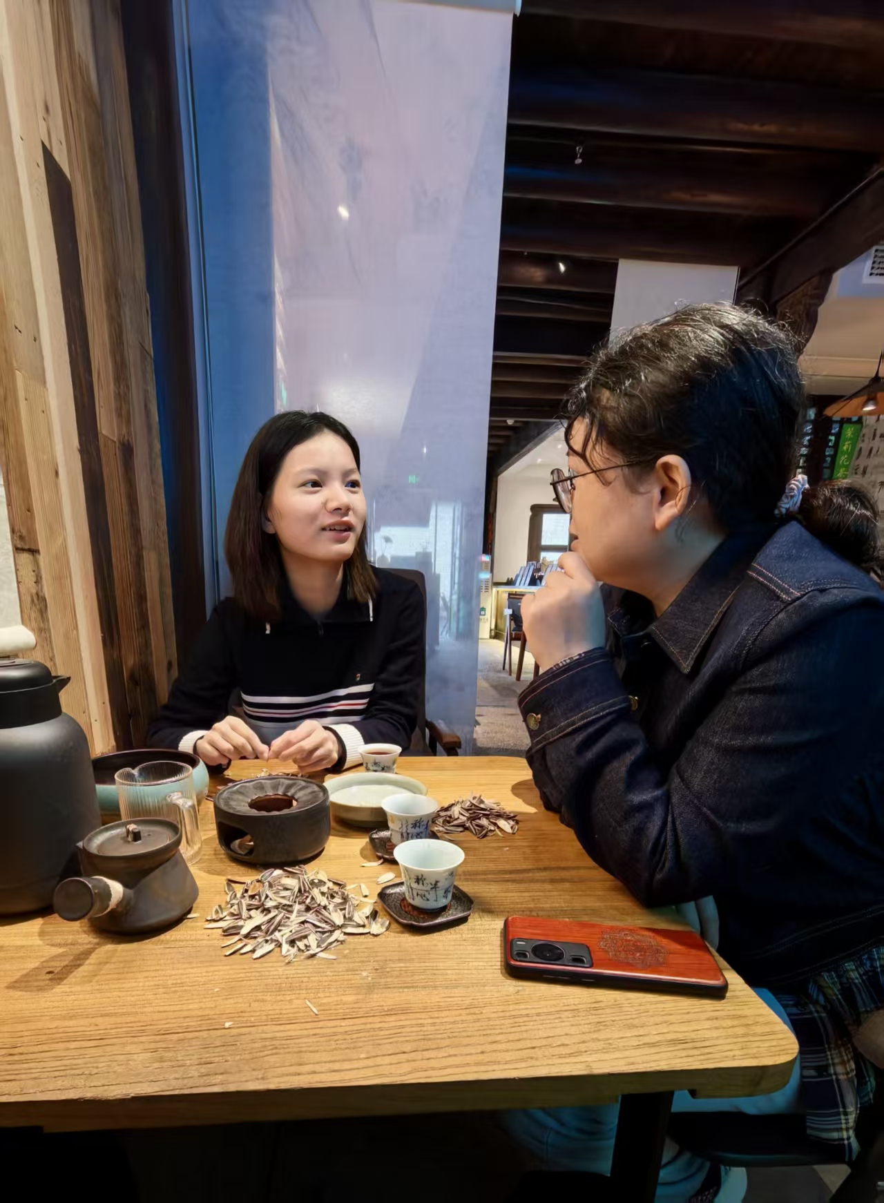 茶馆-母女交流.jpg
